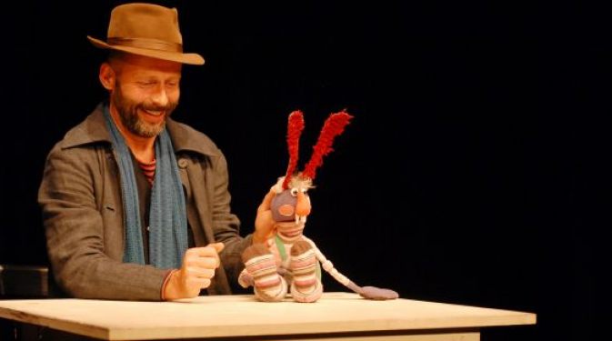 Dirk Baum spielt „Primel, der Hase mit der Zahnlücke“; Foto: Theater der Jungen Welt/Frank Schletter