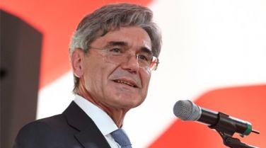 Siemens-Vorstand Joe Kaeser besucht Klosterschule